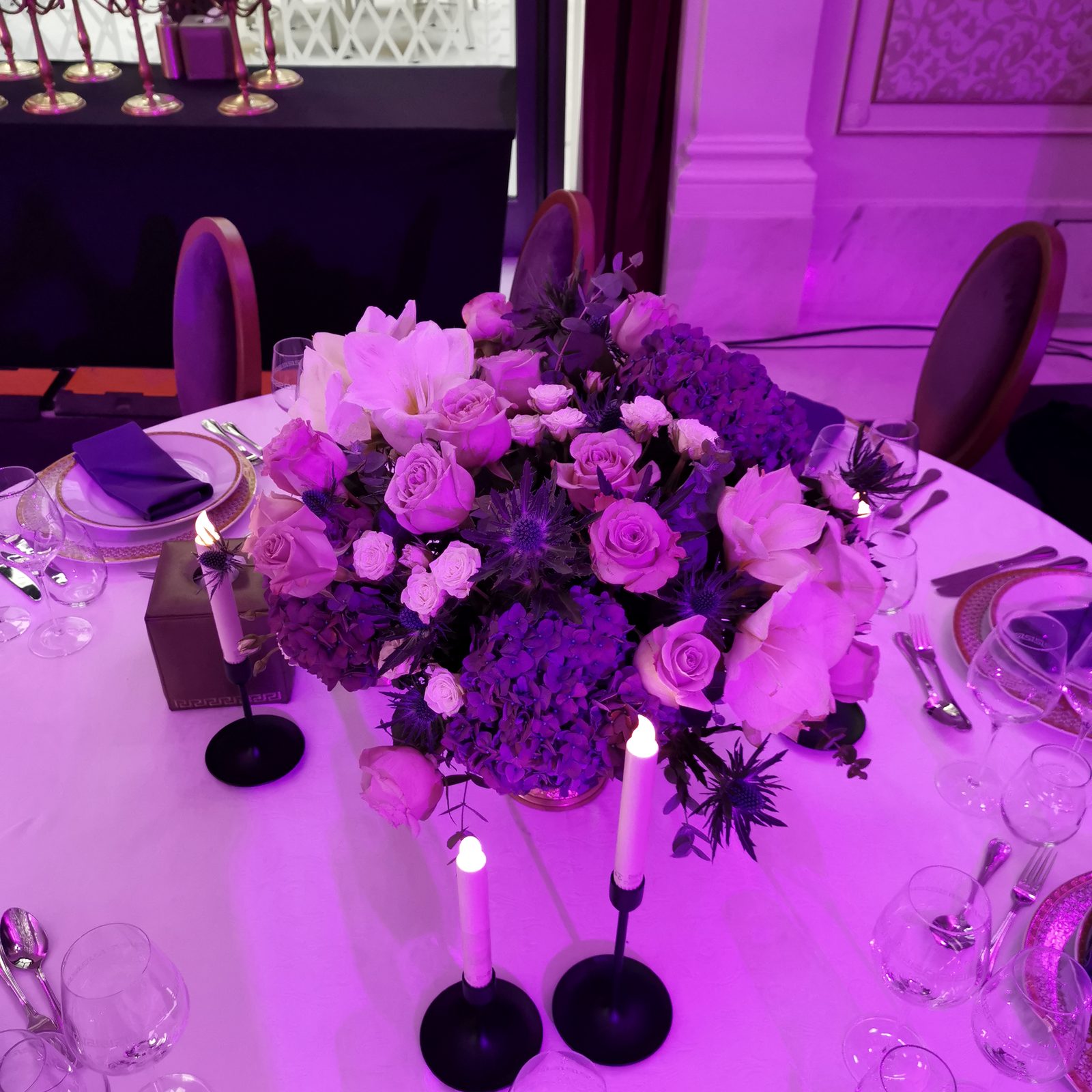 Table centrepiece with roses and candles on a dressed table